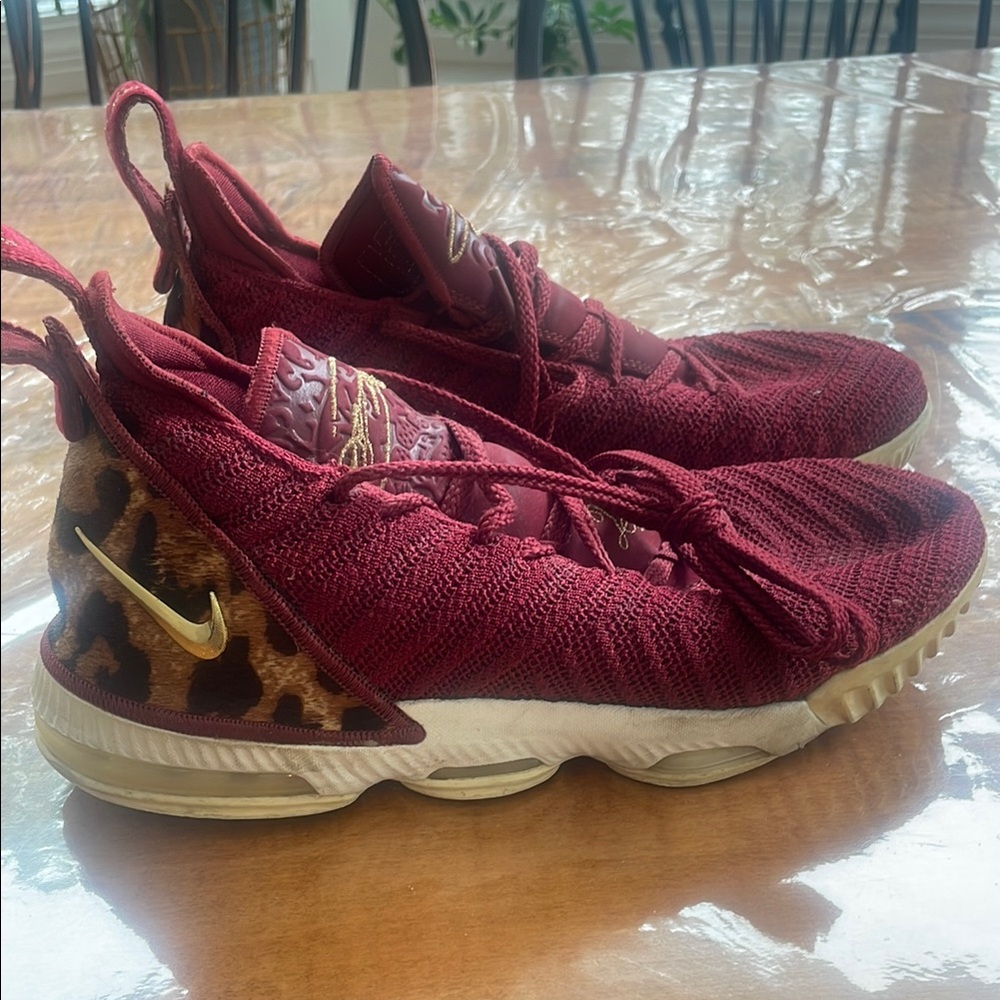 LEBRON 16 NIKE size 6.5 Red Knit High-Top Sneakers